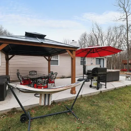 Indian Mountain Getaway-hot tub, lakes ,hiking ,fireplace , pool table