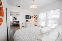 Historic Beach Cottage steps from the white sandy beach of Indian Rocks Beach