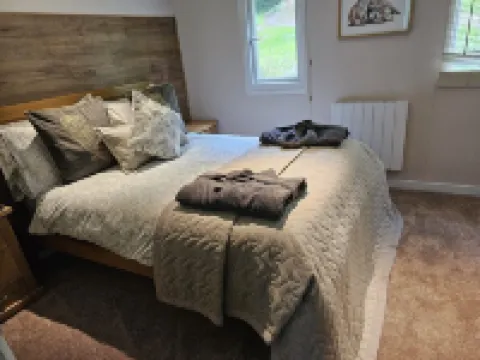 Rowan Tree Lodge with Hot Tub, a beautiful Woodland Retreat in Shropshire