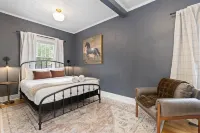 Sloan's Lake Luxury: Fire Pit Fun, Dog-Friendly, EV Charging Hotels in Wheat Ridge