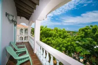 Experience An Oasis of Luxury in Roatan's Vibrant West End