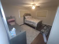 Waterfront with Boat Dock on Detroit River Channel. Fish from the Backyard 懷恩多特酒店