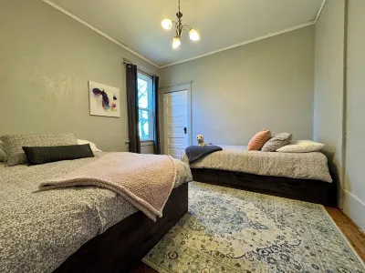 Charming heritage house 2-bedroom home in the heart of downtown. 萊斯布里奇大學附近的飯店