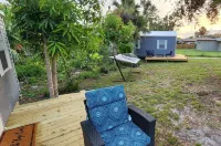 Cozy Tiny Retreat in the middle of Port Charlotte! Hotels near Speedway