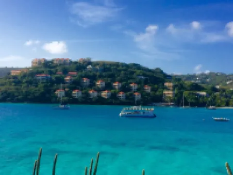 Renovated Amazing Waterfront Escape: Balcony, Paradise At A Great Price!