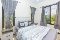Luxury 5-bedroom villa in west end Roatan with pool Hotel a 