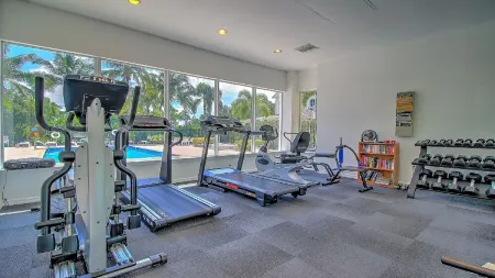 Pristine two bedroom  garden apartment, gourmet kitchen and wireless internet. Отели в г. Martin County