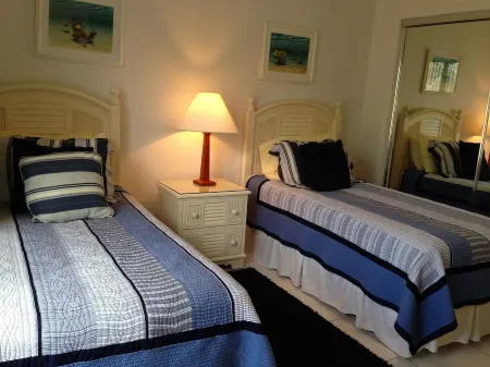 Grand Cayman Oceanfront Condo, Serenity Kai, Kaibo Yacht Club Отели в г. Rum Point