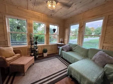 Beautiful Victorian home just minutes away from, town, sking, shopping, nature Отели в г. Фейетт