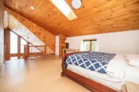 ALL Season Waterfront Cottage with WIFI, BBQ, Beach & Boat Ramp