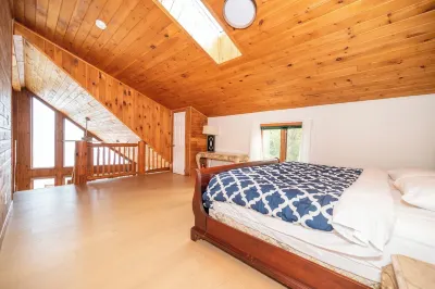 ALL Season Waterfront Cottage with WIFI, BBQ, Beach & Boat Ramp Hotels near Walmart Supercentre