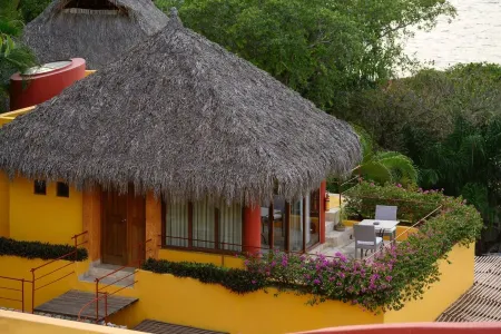 Villa Mandarina's Ocean Front Estate 8-16 Bedrooms Price Listed is for 8 Rooms.