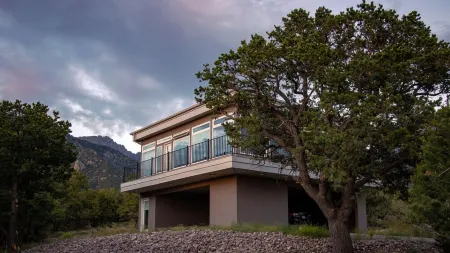 Contemporary Mountain Home With Panoramic Views Отели в г. Сагуач Каунти