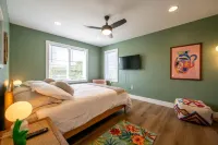 Modern Chic TownHouse: Art Decor / City Center & Pet-Friendly