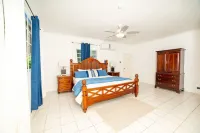 Fully Staffed, private pool, breakfast included, ocean view villa for groups!