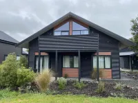 Blue Door Chalet - Ohakune Bach with spa.  Close to town centre. 華卡帕帕滑雪場附近的飯店