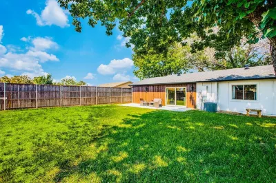 Peace Cottage - A Cozy & Modern 3-bedroom house designed with love. Hotels near Tommy Briggs Cougar Stadium