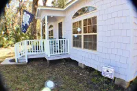 The Cozy Cute Rustic Lodge close to everything. Clean & Spacious- Fire Pit.