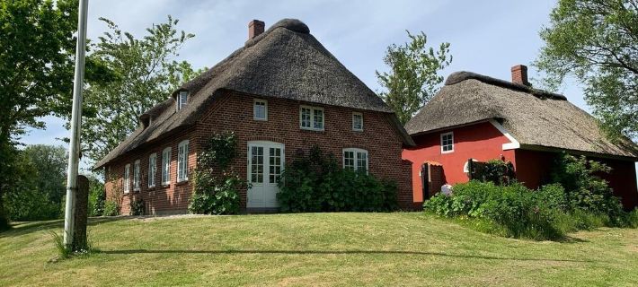 Beautiful thatched cottage on the German-Danish border near Sylt Hotels in Hojer