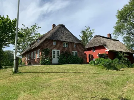 Beautiful thatched cottage on the German-Danish border near Sylt Отели в г. Hojer