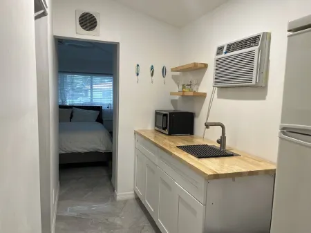 Charming 1-bedroom apartment in delightful Biscayne Park Отели в г. Север Майами