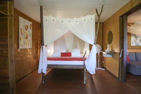 Bungalow 6 Pers. Vue mer et Montagne, Cuisine Équipée. Réservez Votre Paradis! Отели рядом с достопримечательностью «Deshaies»