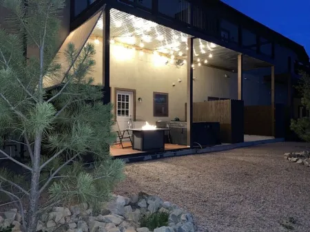 Mountain Views. Hot Tub. Fireplace. Minutes from the slopes