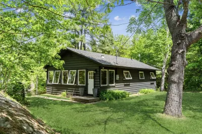 Private & Modern Muskoka Lakefront Cabin Hotels near Muskoka Discovery Centre