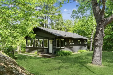 Private & Modern Muskoka Lakefront Cabin Отели в г. Грейвенхерст