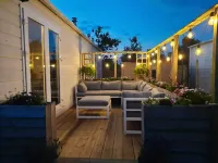 Beautiful and comfortably furnished chalet 400 meters from the beach of Petten. Hotels in Petten