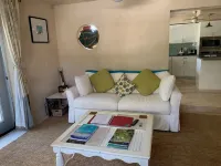 The Old Beach House.2 bedroom, 2 bath, apartment, set in quiet neighbourhood.