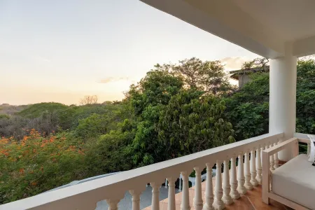 Inviting Apartment with Stunning Terrace & Daybed
