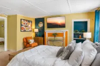 King Bed / Private Parking / 300mbps+ WiFi