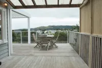 Bay View Beach House - gorgeous seaside cottage with panoramic views over Raglan