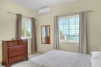 Two Bedroom cottage overlooking the city of Montego Bay Jamaica. Great View! Hotel di 
