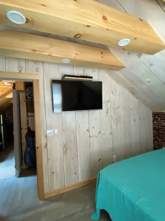 This Unit Sleeps 5 in Two Bedrooms and is a Quick Walk to the Beach.