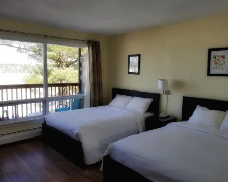 Pinedale Inn Hotels in Gravenhurst