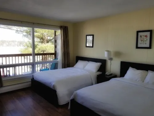 Pinedale Inn Các khách sạn ở Gravenhurst
