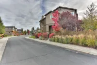 Vantage Point 3 Bedroom Townhouse by RedAwning - Bungalows