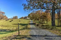 Clarkesville Ranch Cabin w/ Screened-in Porch! - parking