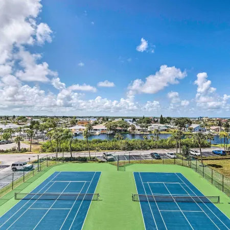 Gulf-View Balcony & Pool Access: Hudson Retreat