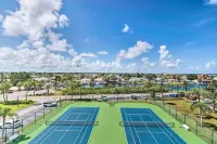 Gulf-View Balcony & Pool Access: Hudson Retreat - balcon