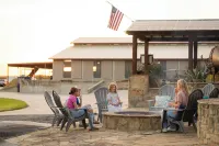 Cozy studio with queen pullout sofa on scenic working ranch in Fort Worth.