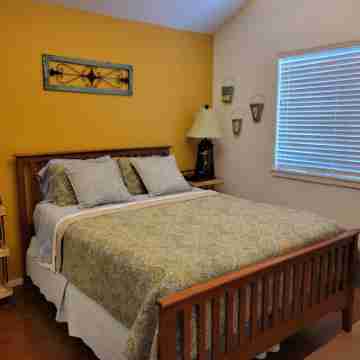 WALK TO DOWNTOWN & OLD MILL-1 BLOCK TO THE RIVER-MODERN/ATTRACTIVE 1 BDR  SUITE Rooms