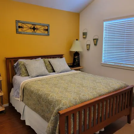 WALK TO DOWNTOWN & OLD MILL-1 BLOCK TO THE RIVER-MODERN/ATTRACTIVE 1 BDR SUITE