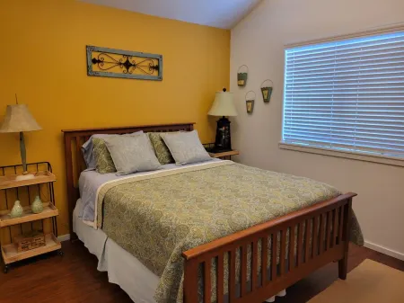 WALK TO DOWNTOWN & OLD MILL-1 BLOCK TO THE RIVER-MODERN/ATTRACTIVE 1 BDR  SUITE