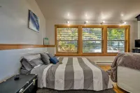 Puget Sound Escape Private Beach and Oversized Deck