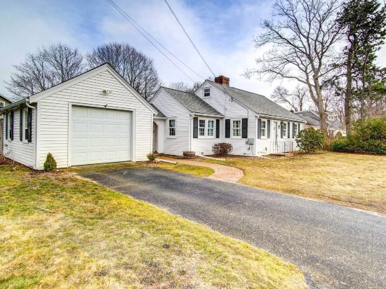 2 Mi to Beach Walkable Coastal Gem in Hyannis!