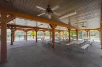 Lakefront Branson Cabin 6 Mi to Branson Strip! Hotel di Ruth C Township