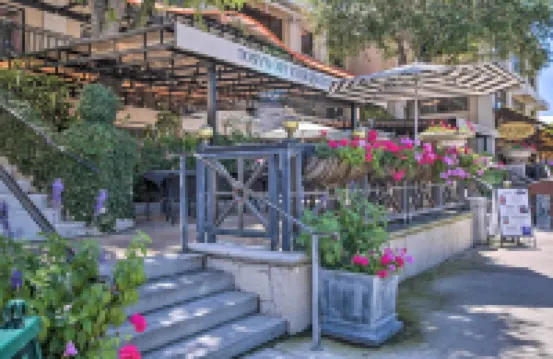 Coastal Downtown Naples Condo - Walk to the Beach!